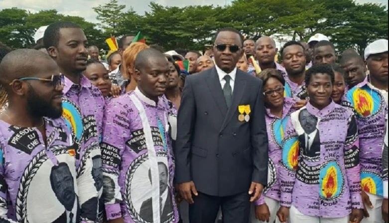 RDPC Yaoundé 6 – jeunes militants bloqués lors d’un défilé politique à Yaoundé.